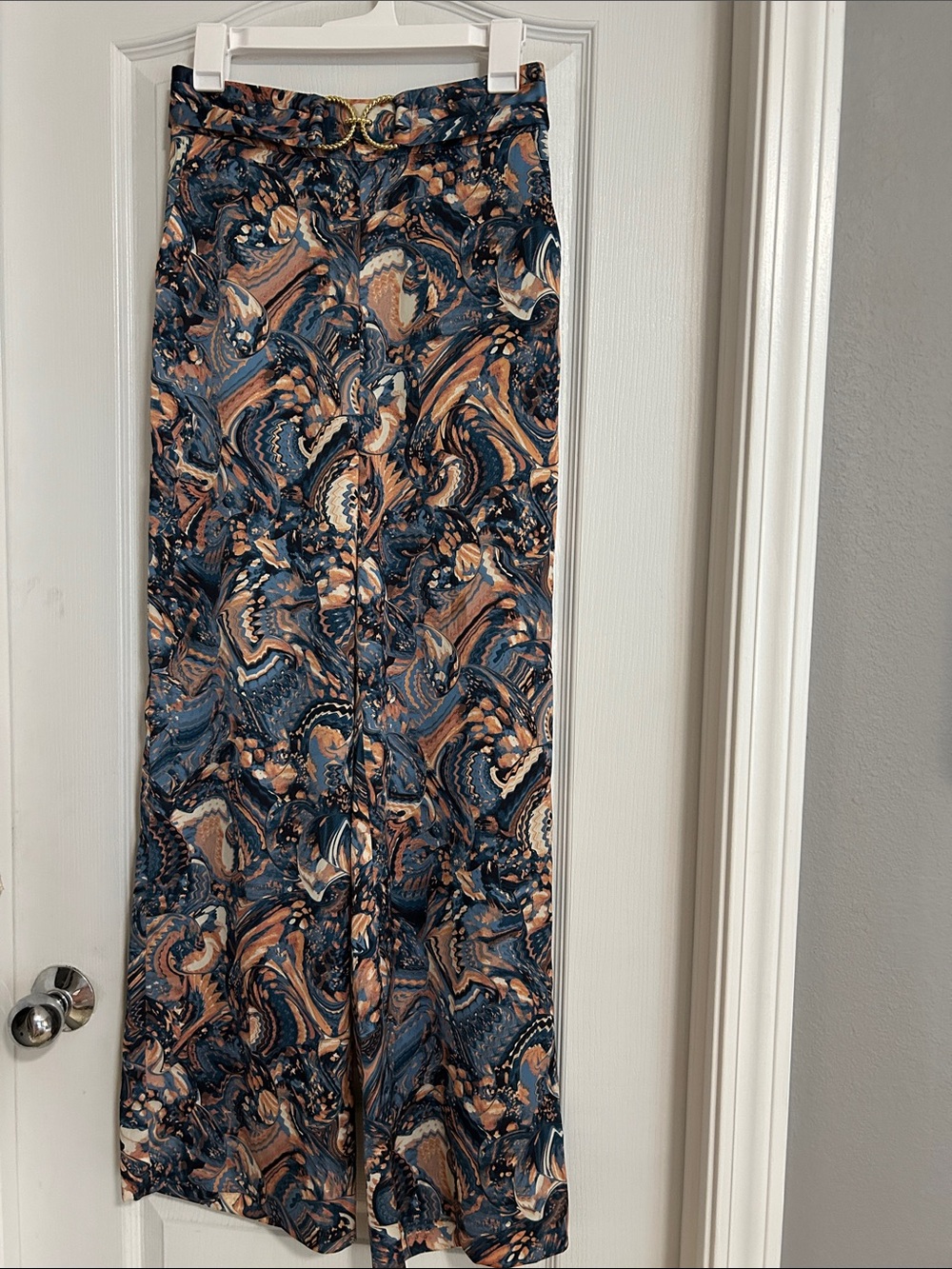 Marciano silky Wide-Leg Printed  Pants with gold belt details 4